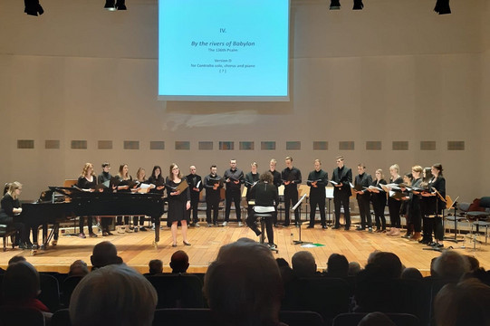 Ein Bild vom Chor bei der Aufführung von "Super flumina Babylonis" im Dortmunder Orchesterzentrum.