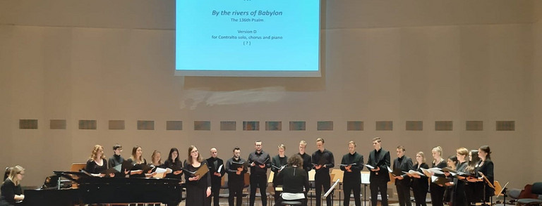 Ein Bild vom Chor bei der Aufführung von "Super flumina Babylonis" im Dortmunder Orchesterzentrum.