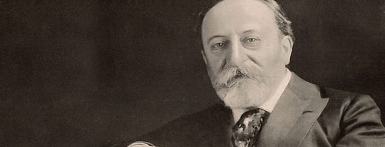 Ein Bild von Camille Saint-Saëns in fortgeschrittenem Alter und in schwarz-weiß.