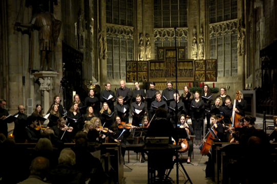 Ein Bild vom Chor während der der Aufführung von Saint-Saëns´ Oratorio de Noel in der Dortmunder Reinoldikirche.