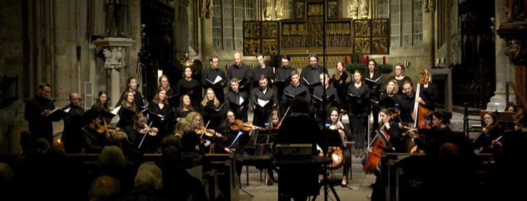 Ein Bild vom Chor während der der Aufführung von Saint-Saëns´ Oratorio de Noel in der Dortmunder Reinoldikirche.