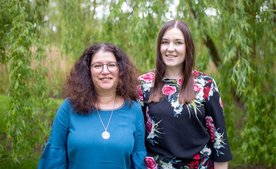 Gruppenfoto der Sekretariatsmitarbeiterinnen Lisa Pauleck und Sulesia Ramos Viegas